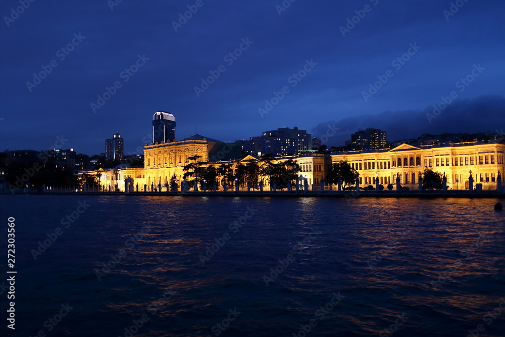 Obraz premium View of Dolmabahce Palace in the night from boat 