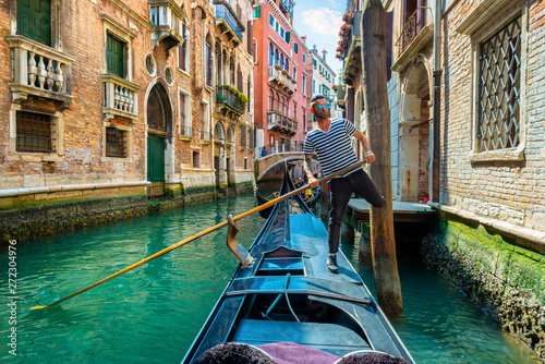 Fototapeta Gondolier with a paddle