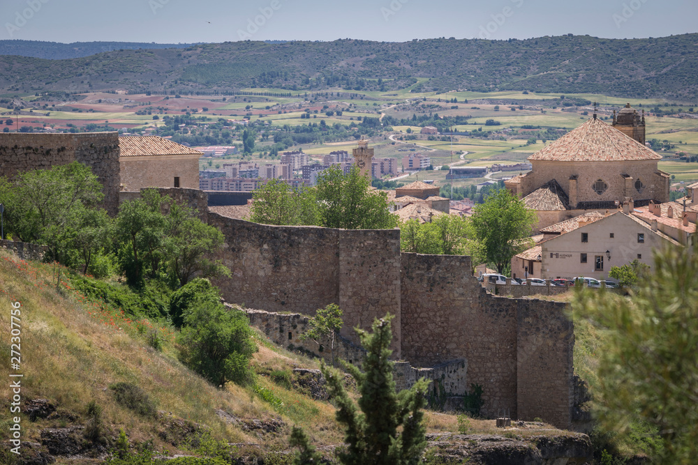 Vistas del castillo y murallas de Cuenca y de la ciudad.