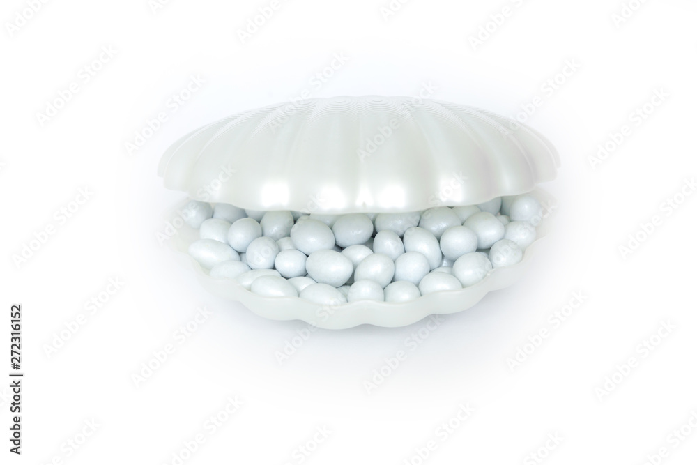 Packaging of round candies with nuts in the form of shell Packaging of round candies with nuts in the form of shell