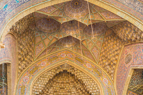 Foto Dome in the Nasir ol Molk mosque, decorated with colored painted tiles