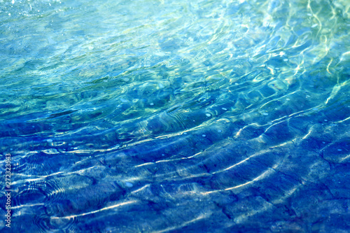 Photo macro background with clear blue sea water