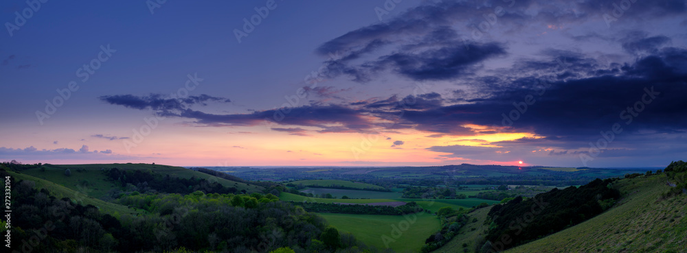 Summer sunset over Meon Valley towards Beacon Hill and Old Winchester Hill, South Downs National Park - obrazy, fototapety, plakaty 