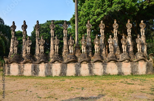 ラオスの首都のビエンチャン　ブッタパークと呼ばれる寺院のワットシェンクアン　奇妙な形の仏像や彫刻 photo