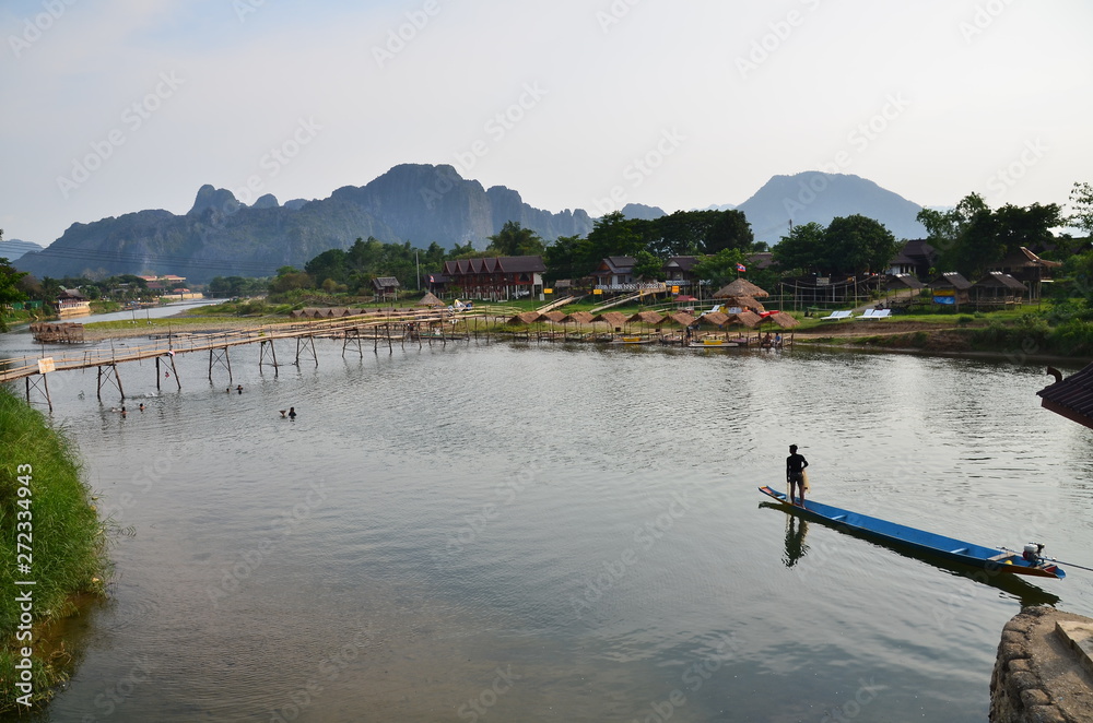 ラオスのバンビエン ソン川と橋と山々 川を走るボート Stock Photo Adobe Stock