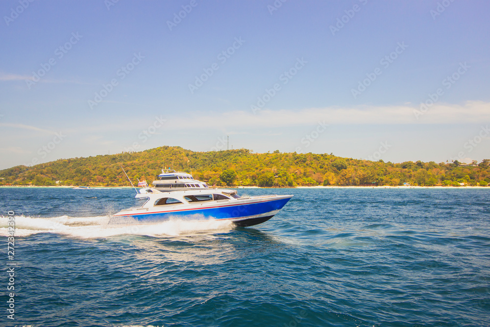 Fototapeta premium speed boat at phi phi island