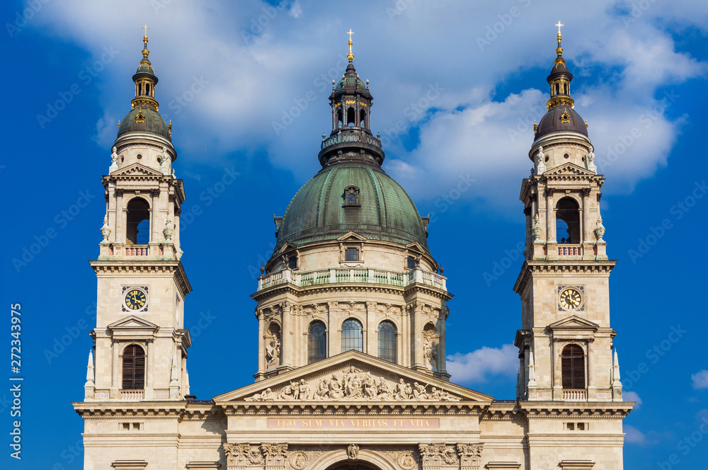 Fototapeta premium Szent Istvan Bazilika (Saint Stephen Basilica) beautiful classical dome in the center of Budapest, with twin bell towers, completed in 1905