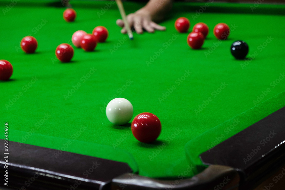 Playing snooker, piercing the red ball, black, aiming the ball and pocketing the hole to score points. Playing snooker, piercing the red ball, black, aiming the ball and pocketing the hole to score points.