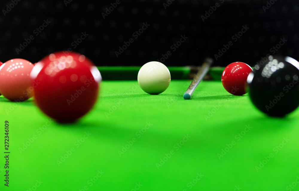 Playing snooker, piercing the red ball, black, aiming the ball and pocketing the hole to score points. Playing snooker, piercing the red ball, black, aiming the ball and pocketing the hole to score points.