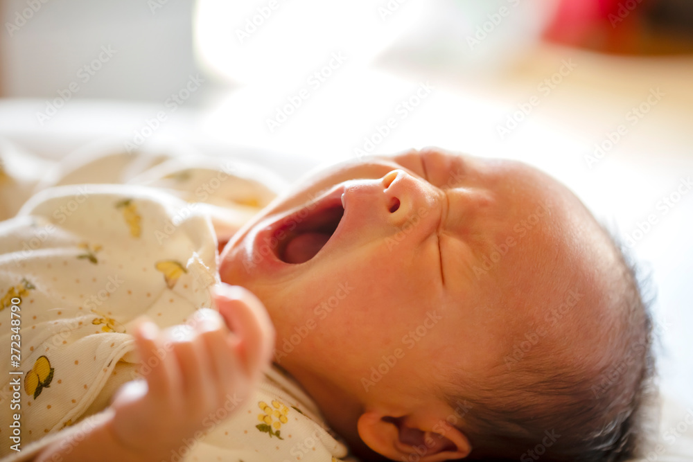 生後2週間の赤ちゃんが大あくびしている顔 Stock 写真 Adobe Stock