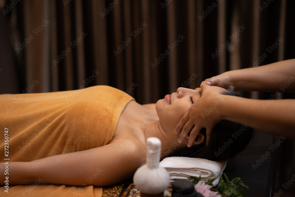 Obraz premium Beautiful Young Asian Woman in spa salon