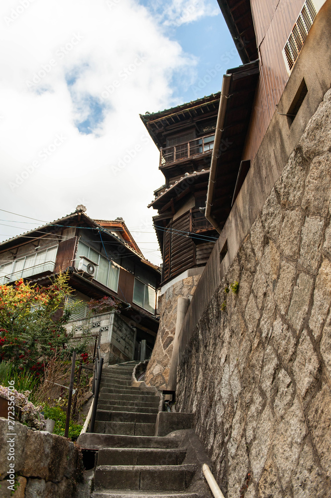 坂のある町の階段と民家