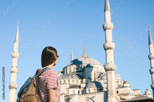 Canvas Print Young adult girl tourist with a backpack sightseeing in Istanbul