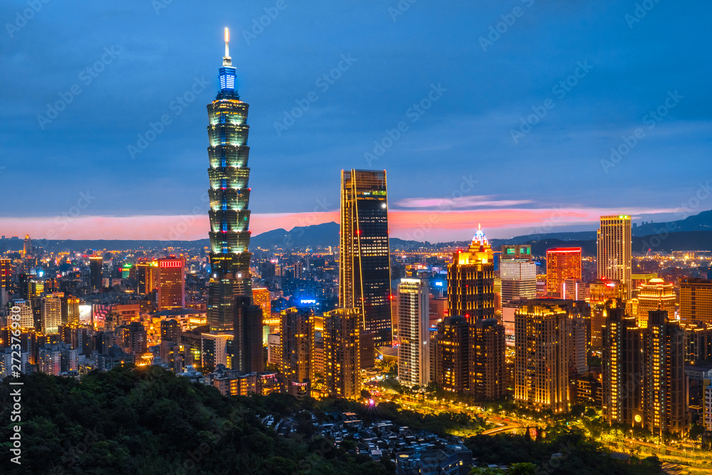 Fototapeta premium Skyline of Taipei Nocny pejzaż Tajpej 101 budynek finansowego miasta Tajpej, Tajwan