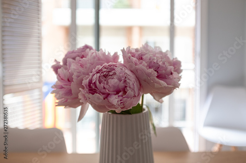 Fototapeta Naklejka Na Ścianę i Meble -  Pink peony flowers bouquet in bloom on an indoor decoration vase