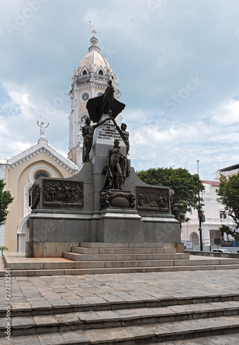 Fotografi the simon bolivar monument and san francisco de asis church in casco viejo panam