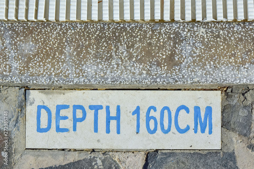 Obraz na płótnie information plate with an inscription on the side of the swimming pool DEEP 160 CM. safety at the hotel w salonie