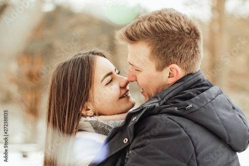 young couple kissing © Олег Занимонский