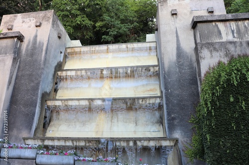 Ville de Lyon - Fontaine cascade du Chemin Neuf inaugurée en 1963 alimentée par les eaux de drainages de la colline de Fourvière