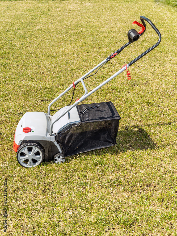 Electric lawn scarifier Electric lawn scarifier