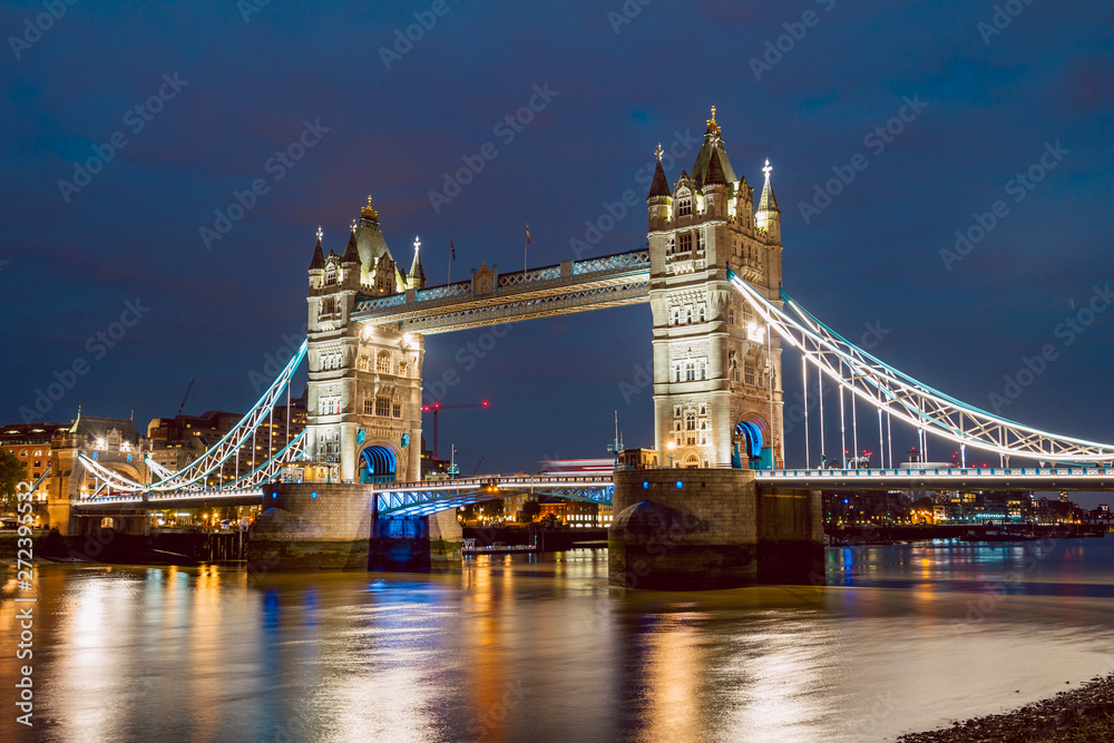 Obraz premium Illuminated Tower Bridge right after the sunset