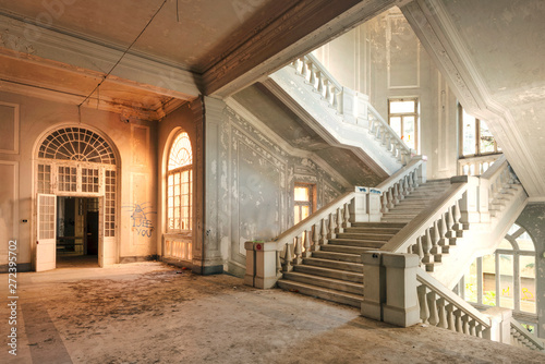 Verlassener italienischer Palast - Vorboten der Immobilienkrise ? Punkzeiten vorbei ?  photo