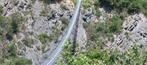 Photography showing some people on a suspended bridge