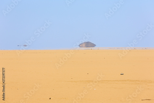 Fotografi Blurry mountains formed by a mirage in the desert between Abu Simbel and Aswan