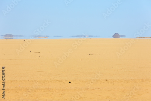 Cuadro en lienzo Illusion of mountains formed by a mirage in the desert between Abu Simbel and As