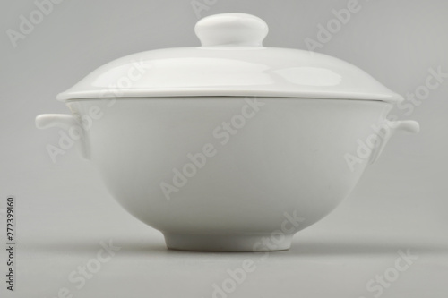 Foto Large ceramic tureen on a gray background