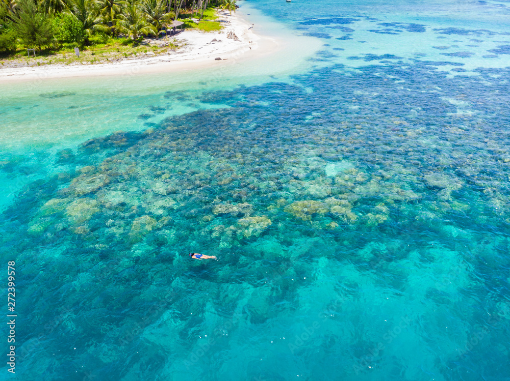 Obraz premium Aerial top down people snorkeling on coral reef tropical caribbean sea, turquoise blue water. Indonesia Banyak Islands Sumatra, tourist diving travel destination.