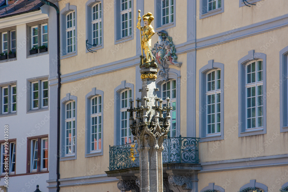 Obraz premium St. Georgsbrunnen in Freiburg, im Südschwarzwald, Deutschland