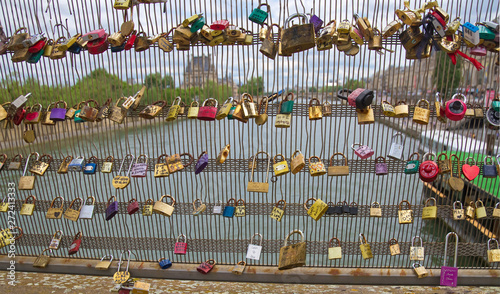 Liebesschlösser an einer Seine-Brücke in Paris photo