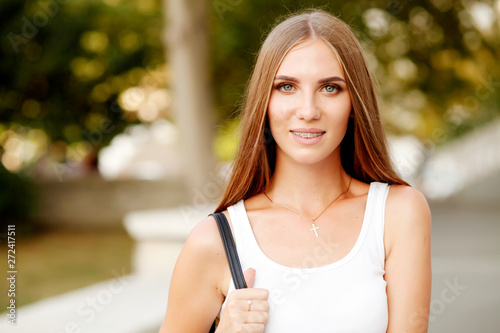 Schilderij op canvas Image of traveling smiling woman walking in spring city