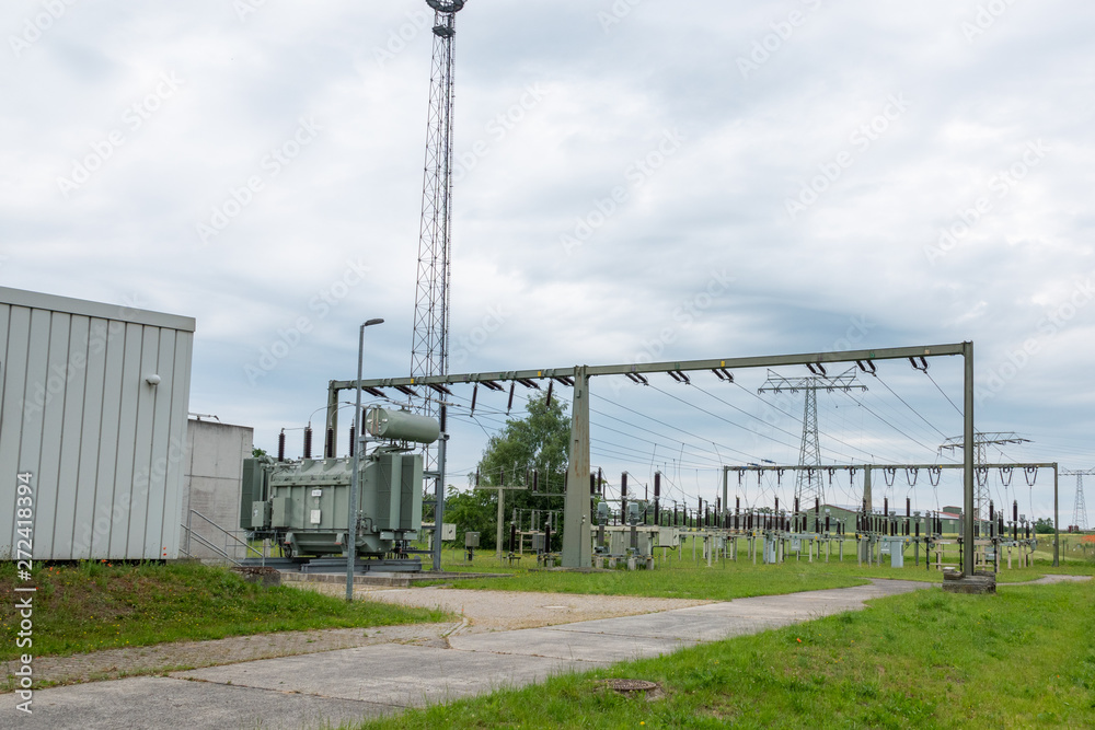 Ein Umspannwerk ist Teil des elektrischen Versorgungsnetzes eines Energieversorgungsunternehmens und dient der Verbindung unterschiedlicher Spannungsebenen