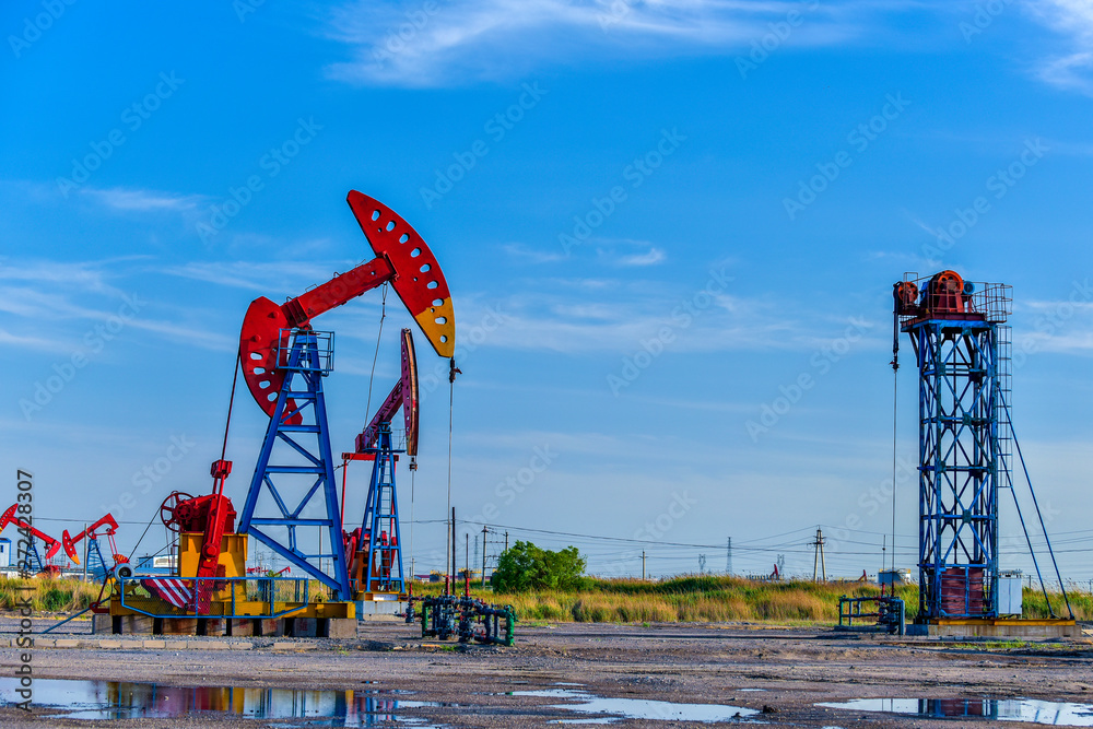 Photo Close-up of Crank Balanced Beam Pumping Unit, Tower Pumping Unit, Jidong Oilfield, China