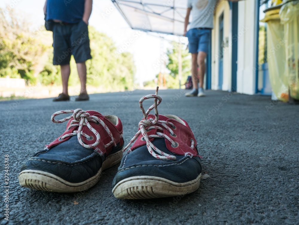 chaussures bateau sur quai de gare