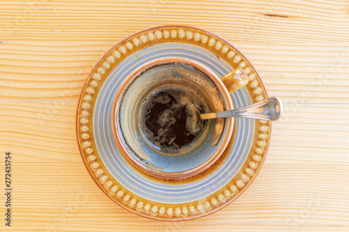 Espresso in Tasse halb leer getrunken