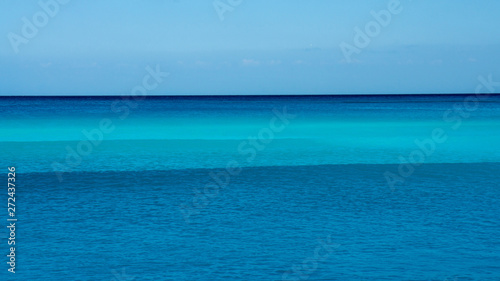 Fototapeta Naklejka Na Ścianę i Meble -  Caribbean sea with a beautiful blue-emerald color in Mexico. 