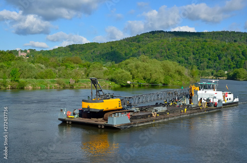 Arbeitsschiff auf dem Main bei Wertheim © traveldia