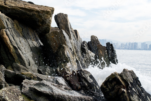 Onda batendo na rocha