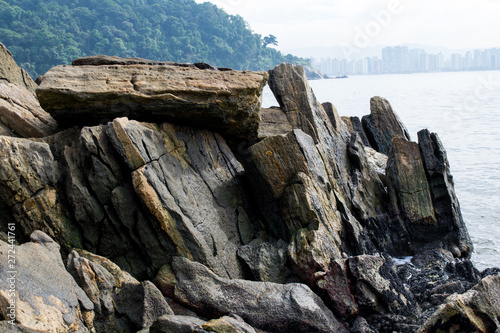 Rochas em meio ao mar