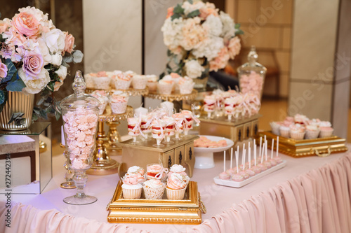 Obraz na płótnie Candy bar on table in vase and plate, macaroon, marshmallow, cake and cupcake