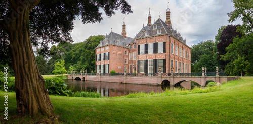 Fotografía panoramic view of Castle Duivenvoorde, A stately home near the town of Voorschot