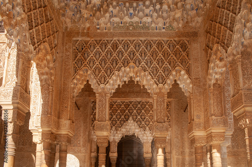 hermoso detalle de la arquitectura nazarí de la alhambra de Granada, Andalucía