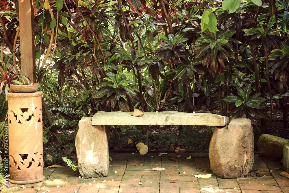 Naklejka premium Old bench in the park