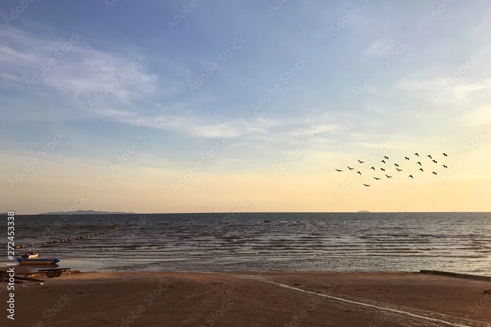 Obraz premium tropical beach and sea at evening time.