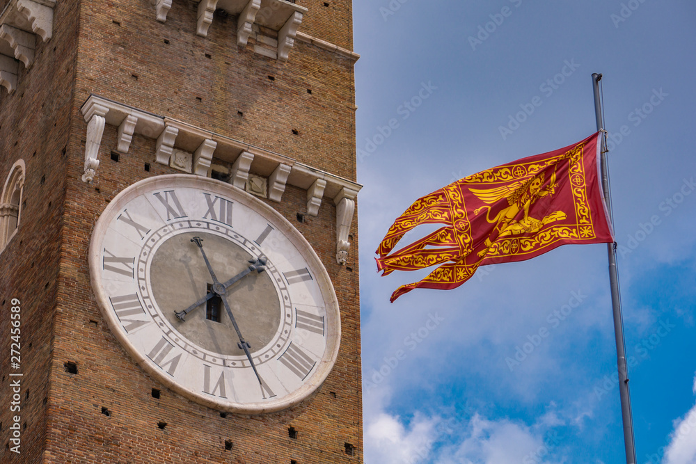 Obraz premium Torre dei Lamberti and Venetian Republic flag in Verona, Italy
