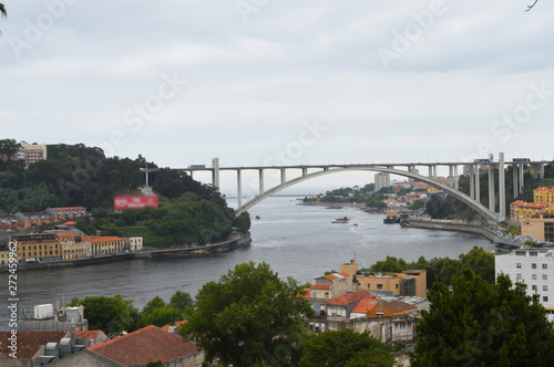 Panorámica de Lisboa, Portugal en un día nublado.