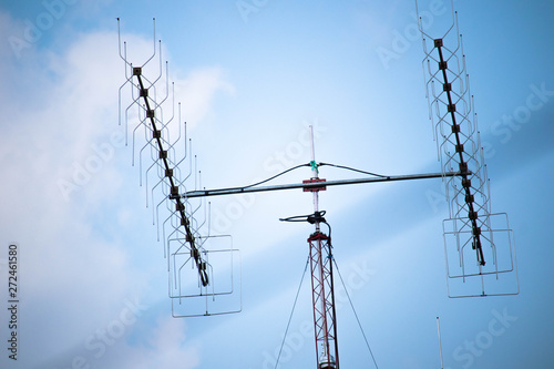 Εκτύπωση καμβά small amateur radio antenna tower and masts for communication between residents